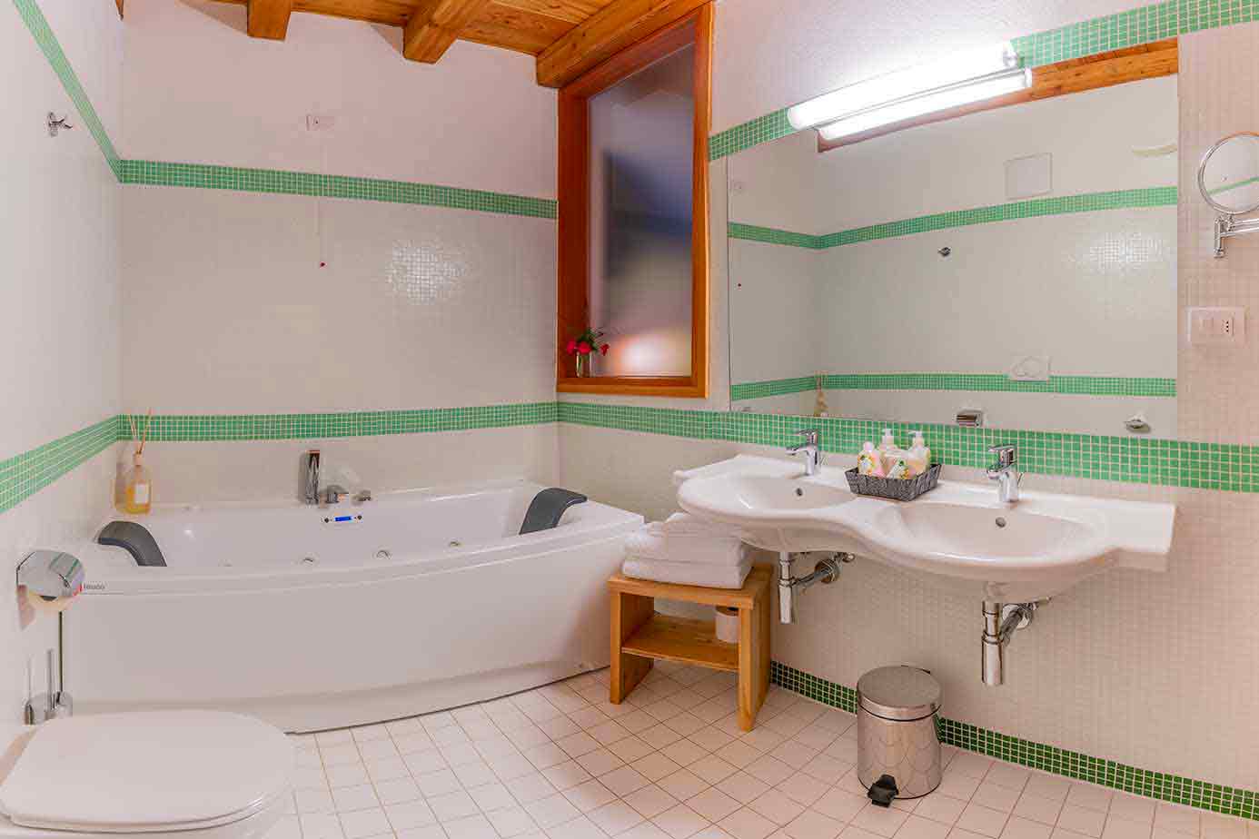 Bagno con vasca jacuzzi camera Hotel Palazzo Lodron Bertelli