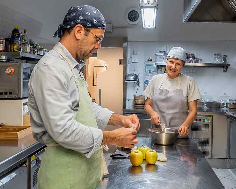 Isabella e Stefano al lavoro in cucina Hotel Palazzo Lodron Bertelli