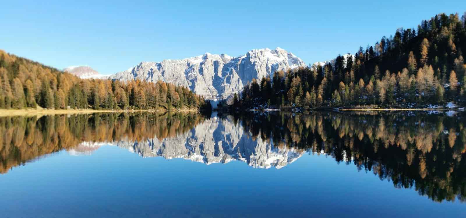 Panorama estivo con lago e Dolomiti del Brenta