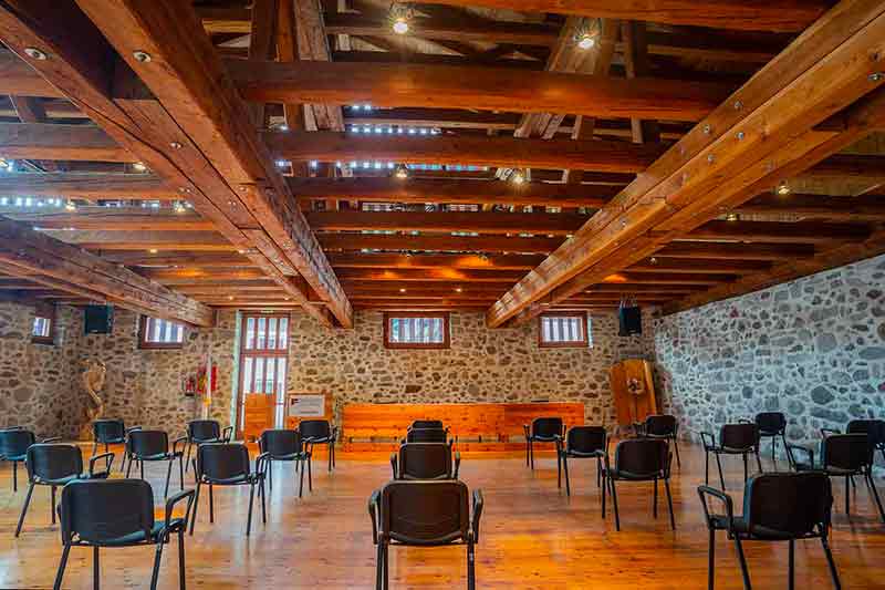 La sala per ritiri yoga ed eventi al Palazzo Lodron Bertelli di Caderzone Terme
