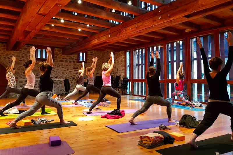 Gruppo in ritiro yoga in Trentino nella sala dell'Hotel Palazzo Lodron Bertelli