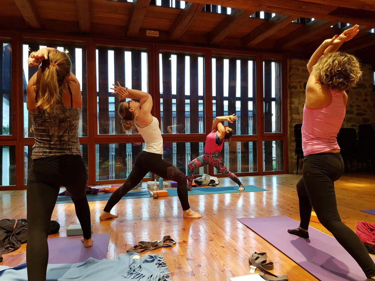 Ritiro yoga in Trentino nella sala dell'albergo Palazzo Lodron Bertelli